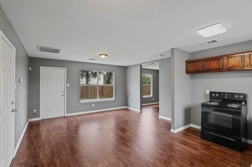 2004 Cedar Crest Blvd, Dallas TX 75203-4316 exterior