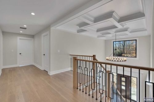 39 Pinehill Dr, Upper Saddle River NJ  07458-1927 exterior