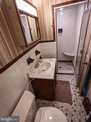 619 Davis Rd, Cheltenham PA  19012-1636 exterior