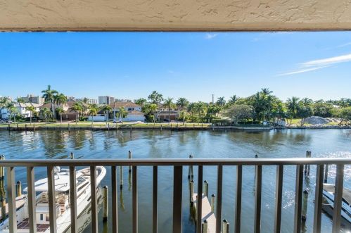 300 Captains Walk, Delray Beach FL  33483-8014 exterior