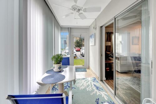 828 Flanders R, Delray Beach FL  33484-5335 exterior