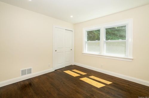 73 Rolling Way, New Rochelle NY  10804-2405 exterior