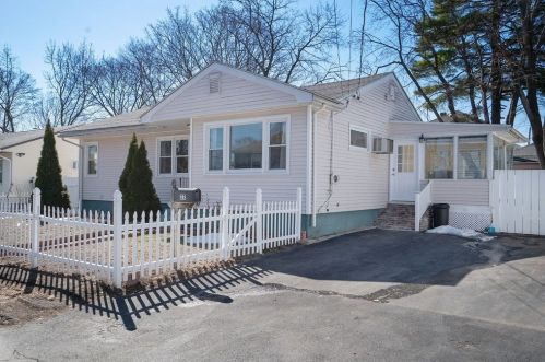 22 Tudor St, Methuen, MA 01844-4417