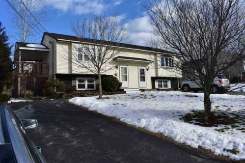 4 Little John Ct, Derry NH  03038-7217 exterior