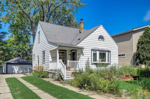 4439 Pine Ave, Milwaukee, WI 53207-5256