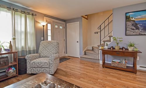 33 Oakridge Dr, Londonderry, NH 03053-3939