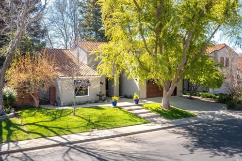 424 Stanford St, Vacaville CA  95687-4653 exterior