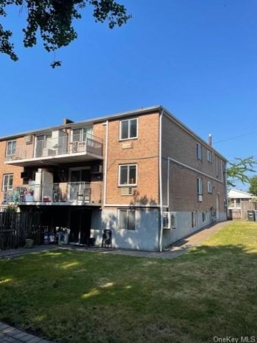 2444 Delanoy Ave, Bronx, NY 10469-6232