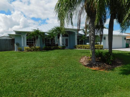 117 Queen Elizabeth Ct, Fort Pierce, FL 34949-8325
