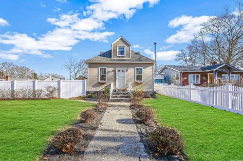 209 Woodycrest Dr, Holtsville, NY 11742-1726