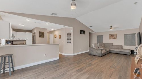 7948 196 Ter, Hialeah FL  33015-6357 exterior