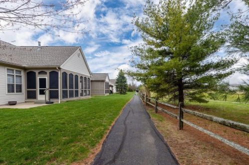 213 Pebble Creek Dr, Pataskala OH  43062-8945 exterior