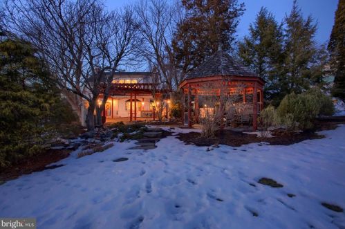 6411 Devonshire Hts Rd, Harrisburg PA 17111-4818 exterior