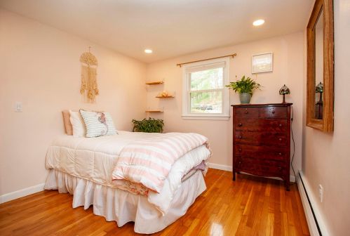 132 Haverhill Rd, Salem NH  03079-1243 exterior