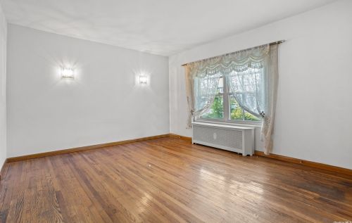 20-09 33rd St, Long Island City, NY 11105-2010