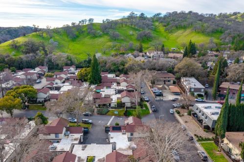 101 Fairoaks Dr, Vacaville CA  95688-5319 exterior