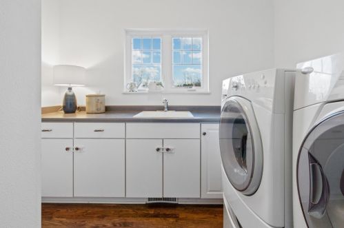 1465 Glen Oaks Ln, Thiensville WI  53092-2954 exterior