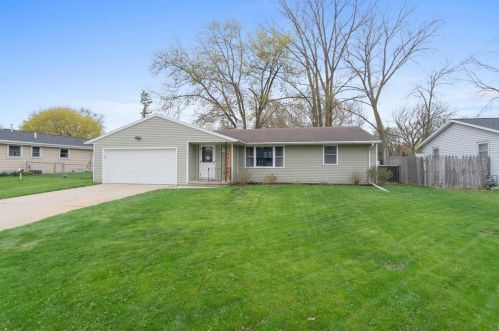 1704 Arnold Dr, Green Bay, WI 54304-3040