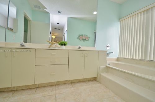 14528 Balgowan Rd, Hialeah FL  33016-6436 exterior