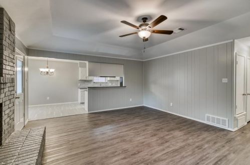 717 Crestview Dr, Burleson TX  76028-5267 exterior