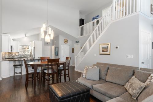 700 Valley View Ct, Lake Geneva, WI 53147-4839