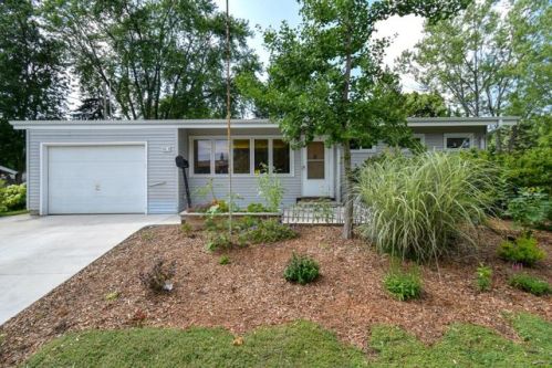 5613 Bentwood Ln, Greendale, WI 53129-1806
