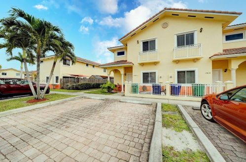 17845 74th Ct, Hialeah FL  33015-8441 exterior