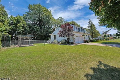 338 10th Ave, Manville, NJ 08835-1105