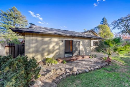 2415 Tamarisk Dr, Santa Rosa CA  95405-8435 exterior