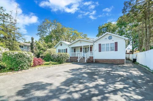 117 22nd St, Wheatley Heights, NY 11798-2101