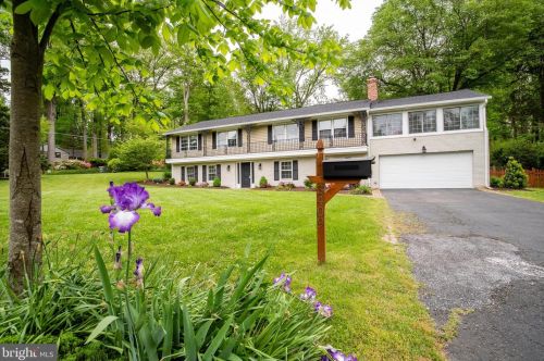 3409 Willow Tree Ln, Falls Church, VA 22044-1114