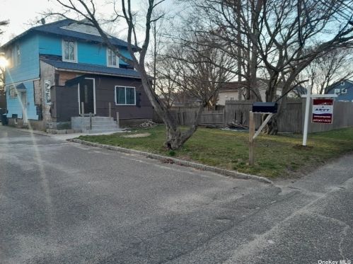 1392 Forks Rd, Bayshore, NY 11706-5017