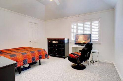 1305 Oak Dr, Lewisville TX  75028-3604 exterior