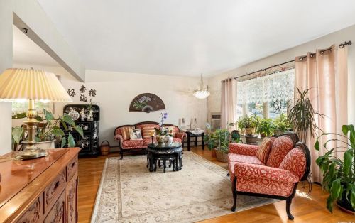 1727 Park Ave, New Hyde Park NY  11040-4057 exterior