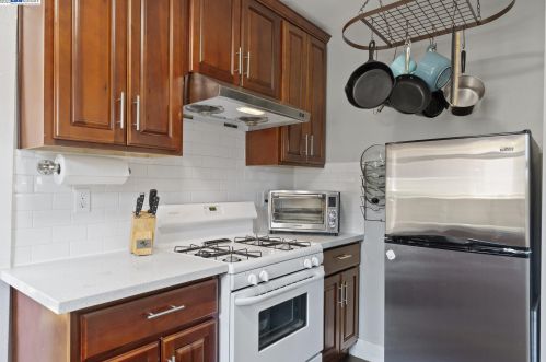 7126 Holly St, Oakland, CA 94621-3124