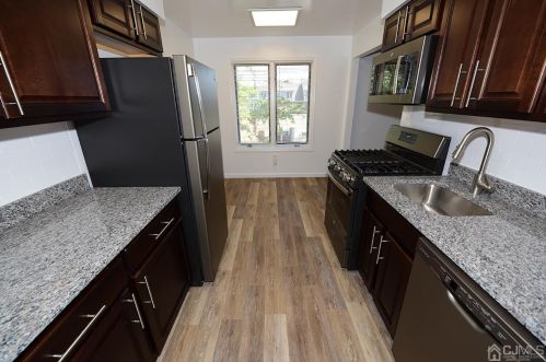 612 Peach St, Avenel, NJ 07001-1067