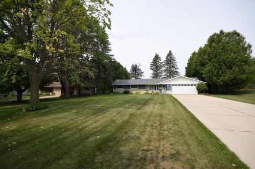 6409 Scenic Dr, West Bend, WI 53095-3513
