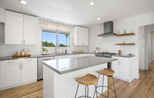 1320 Barbara Dr, Vista, CA 92084-7229