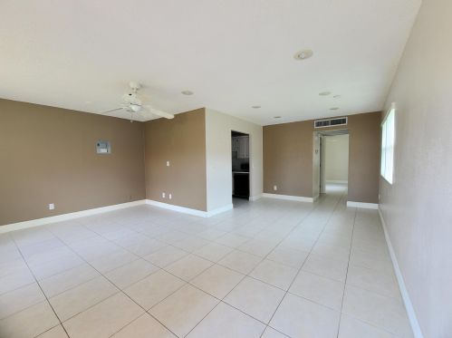 58 Seville C, Delray Beach FL  33446-2107 exterior
