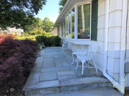 9 Lawn Cir, Bridgeport, CT 06611-3515