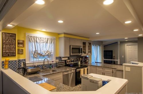 20 Taylor St, Windsor CT  06095-2434 exterior