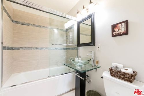 18004 Collins St, Van Nuys CA 91316-1032 exterior