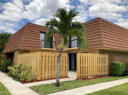 825 Center St, Jupiter FL  33458-4114 exterior