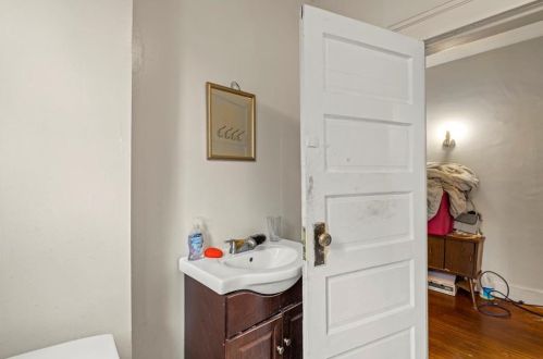 28 Rochambeau Ave, Providence RI 02906-1908 exterior