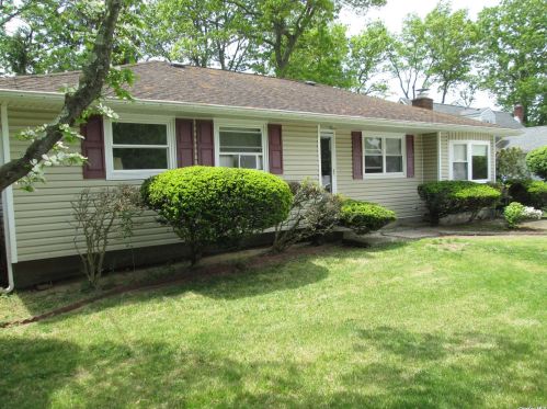 378 Alfred St, Holbrook, NY 11741-2925