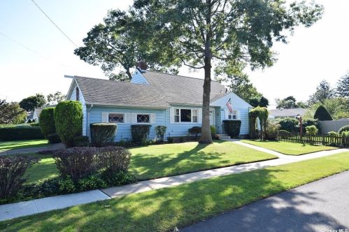 11 Ashfield Pl, Babylon, NY 11702-1401