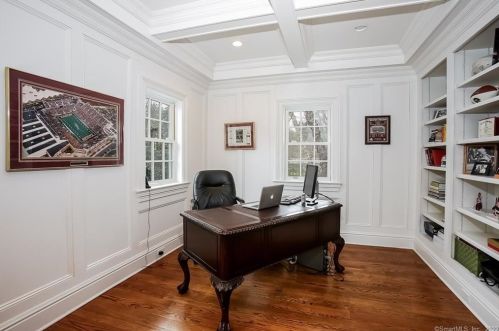 882 Silvermine Rd, New Canaan CT  06840-4332 exterior