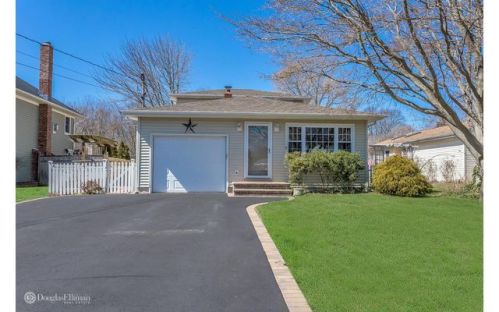 26 Shr Rd, Oakdale NY  11769-2125 exterior