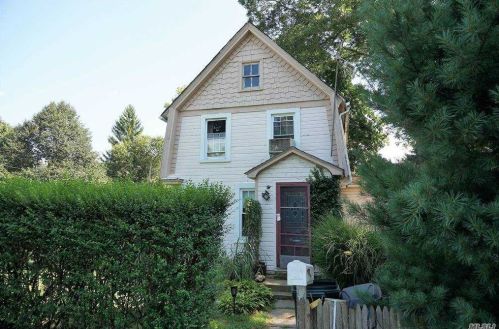 201 9th Ave, Elwood, NY 11731-1827