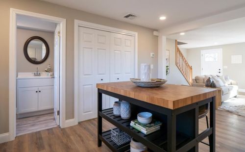 476 Grn End Ave, Middletown RI 02842-5626 exterior